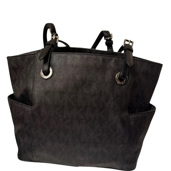 Michael Kors Elegant Black Handbag. Sides packets with a log in the front - Picture 11 of 14